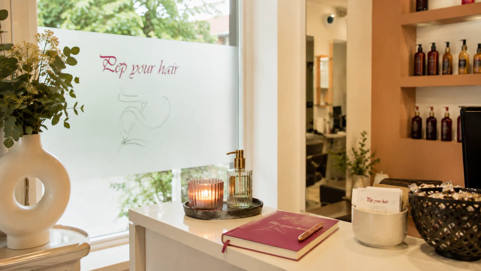 Liebevoll gestalteter Empfangsbereich von Pep your Hair
