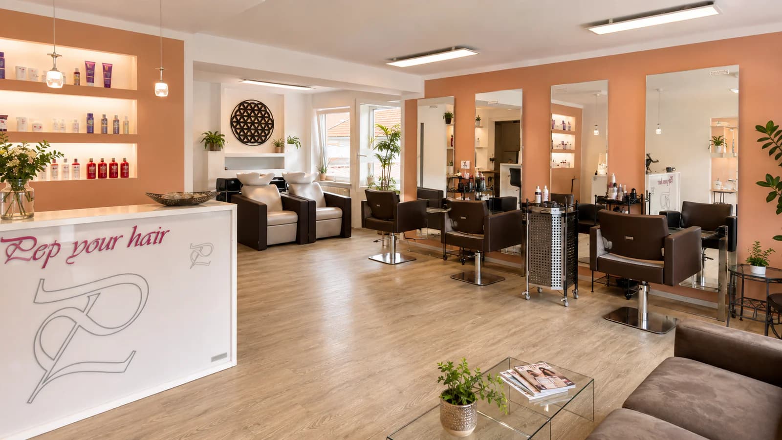 Heller Innenraum von Pep your Hair mit Empfang und Bedienplätzen